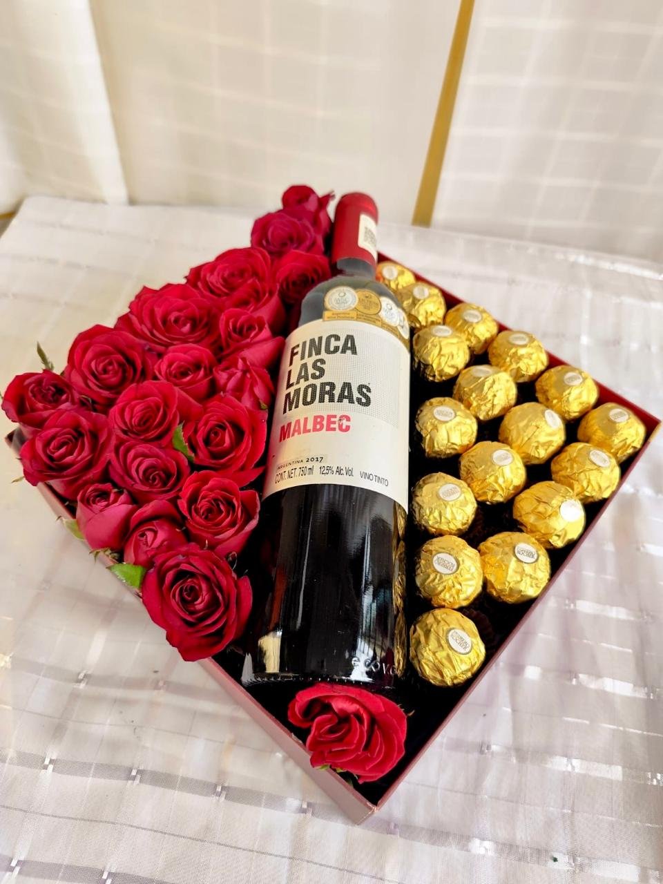 Ramo mixto con lirios, rosas, lilas y follaje natural.