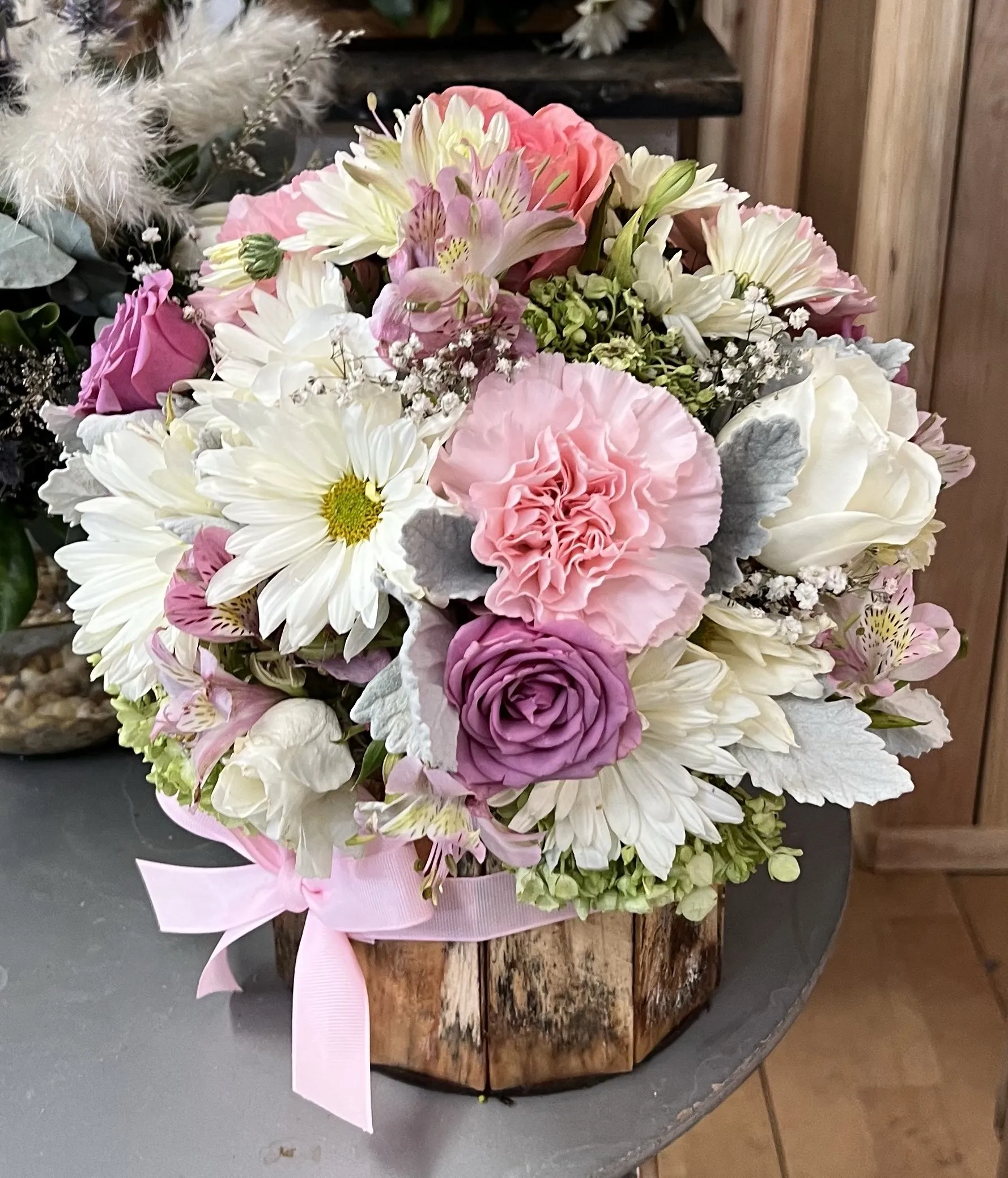 Ramo mixto con lirios, rosas, lilas y follaje natural.