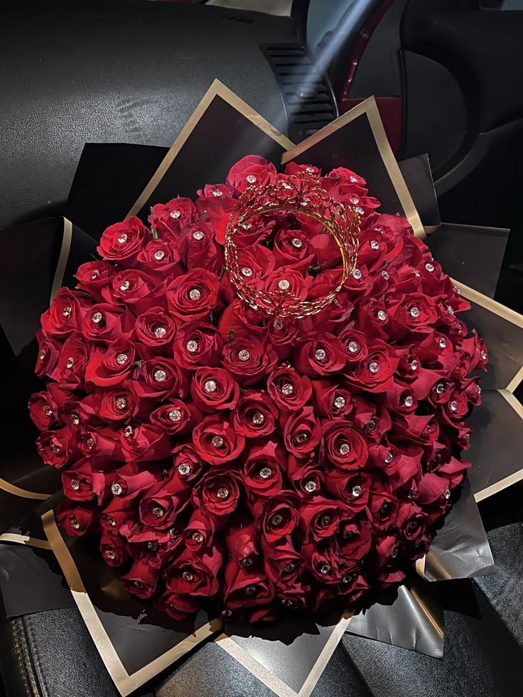 Ramo mixto con lirios, rosas, lilas y follaje natural.