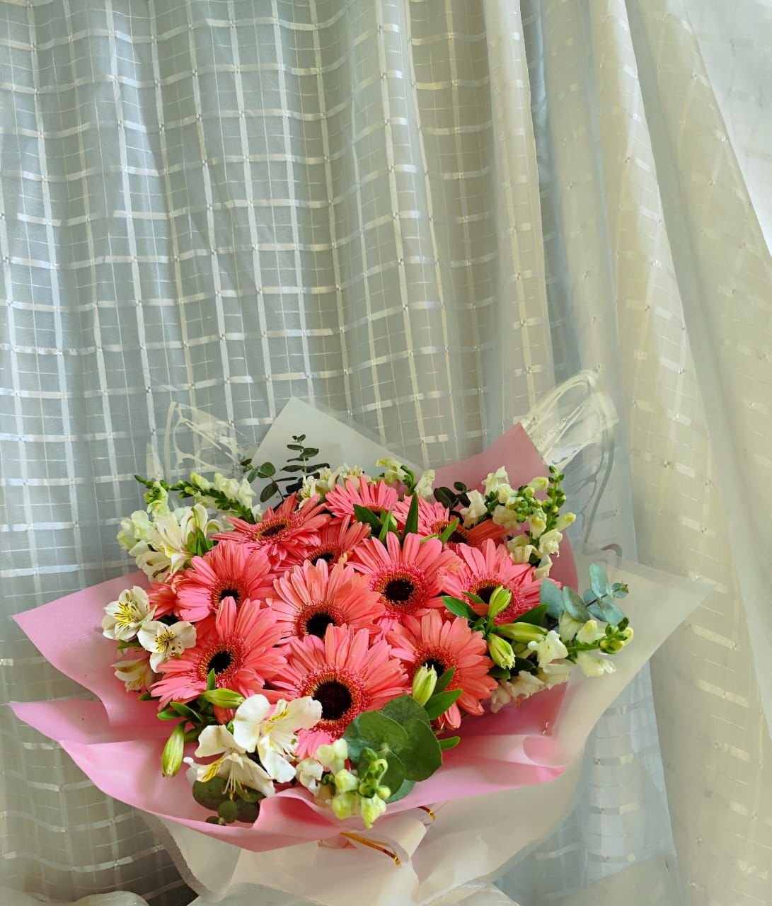 Ramo con rosas rojas y blancas, detalles de gypsophila.