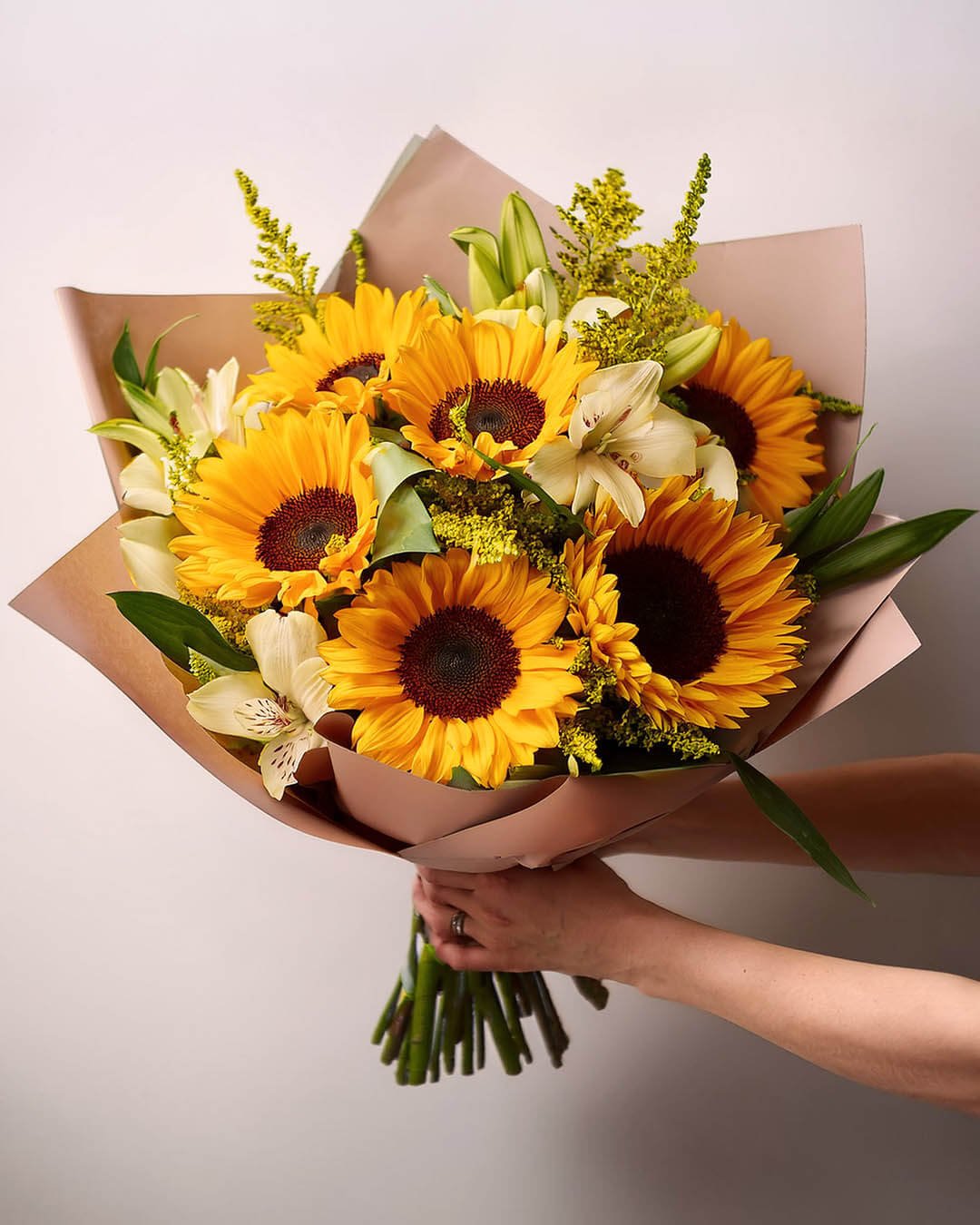 Ramo mixto con lirios, rosas, lilas y follaje natural.