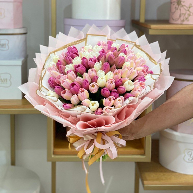 Ramo con rosas rojas y blancas, detalles de gypsophila.