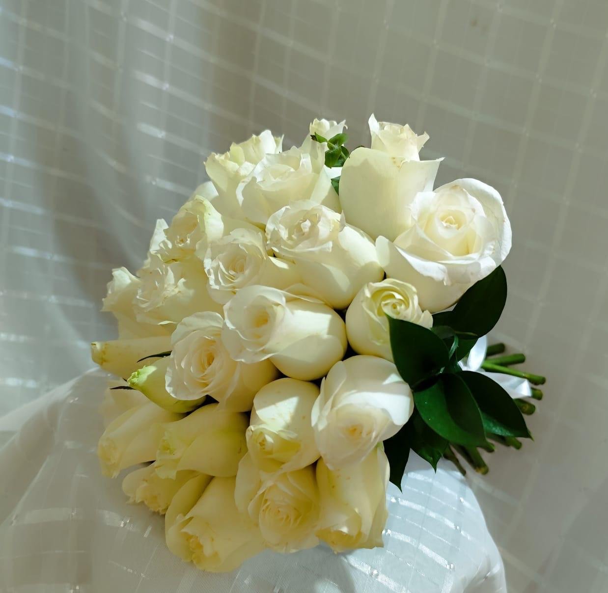 Ramo mixto con lirios, rosas, lilas y follaje natural.